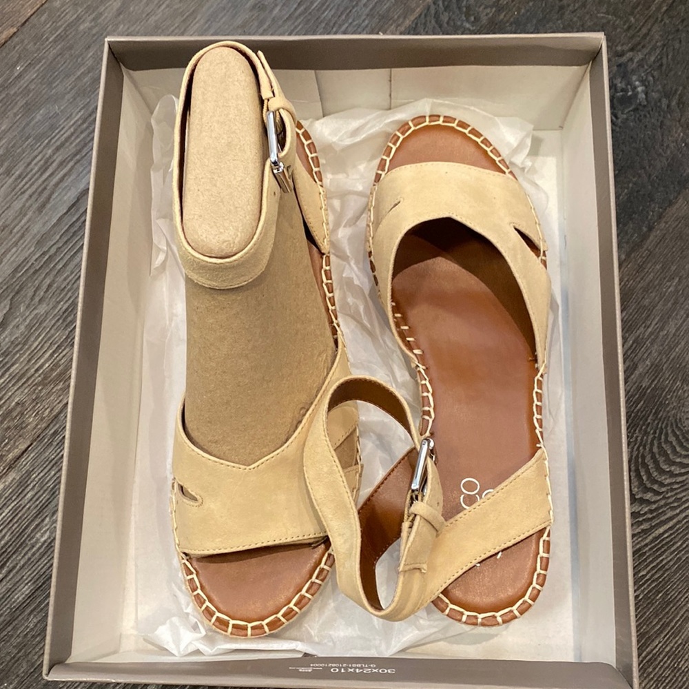 NIB Franco Sarto Suede Leather Espadrille Sandals in Beige in size 9.